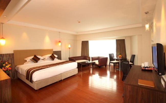 The Altruist Business Hotel Kharadi Pune Bagian luar foto