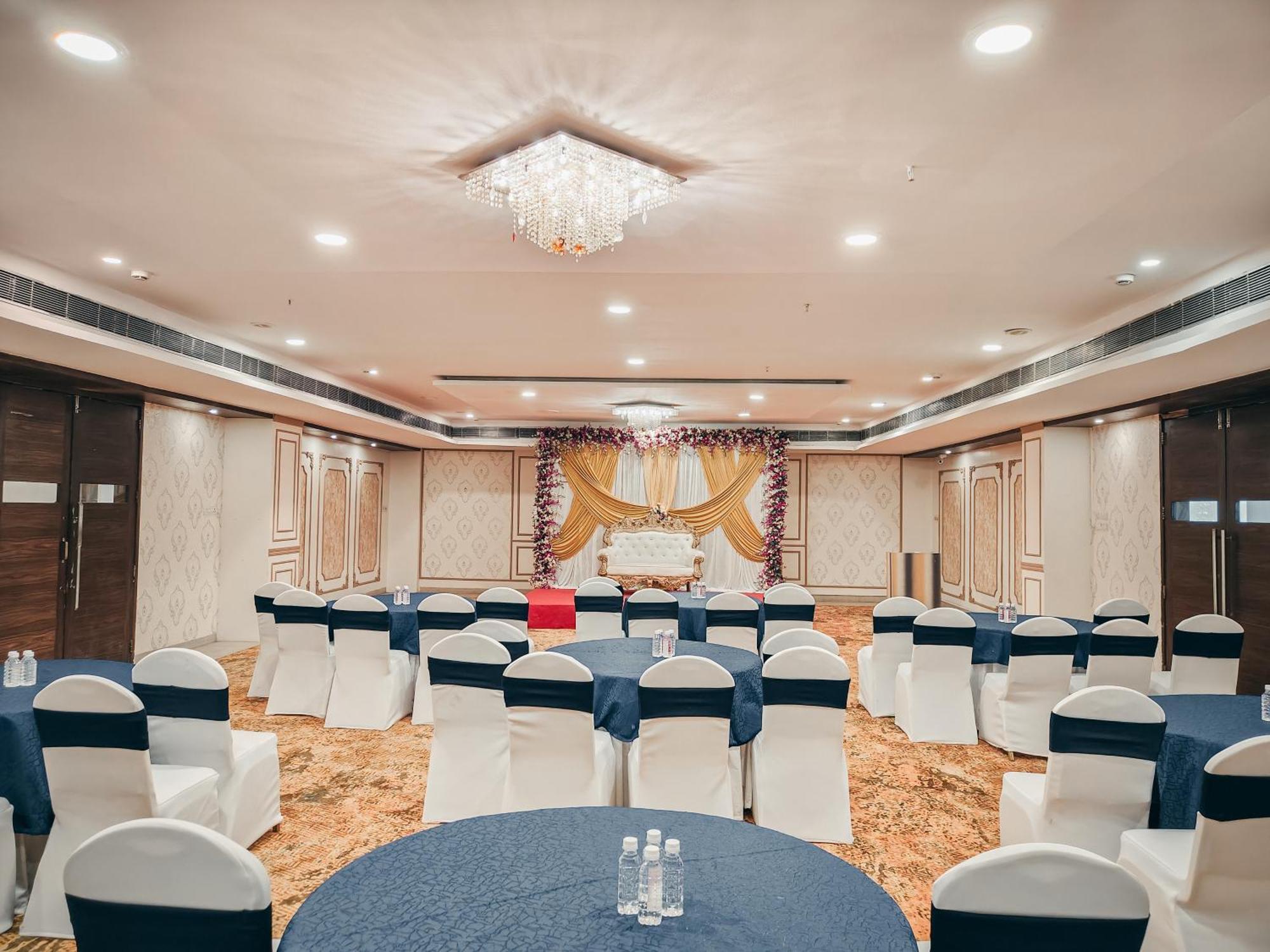 The Altruist Business Hotel Kharadi Pune Bagian luar foto