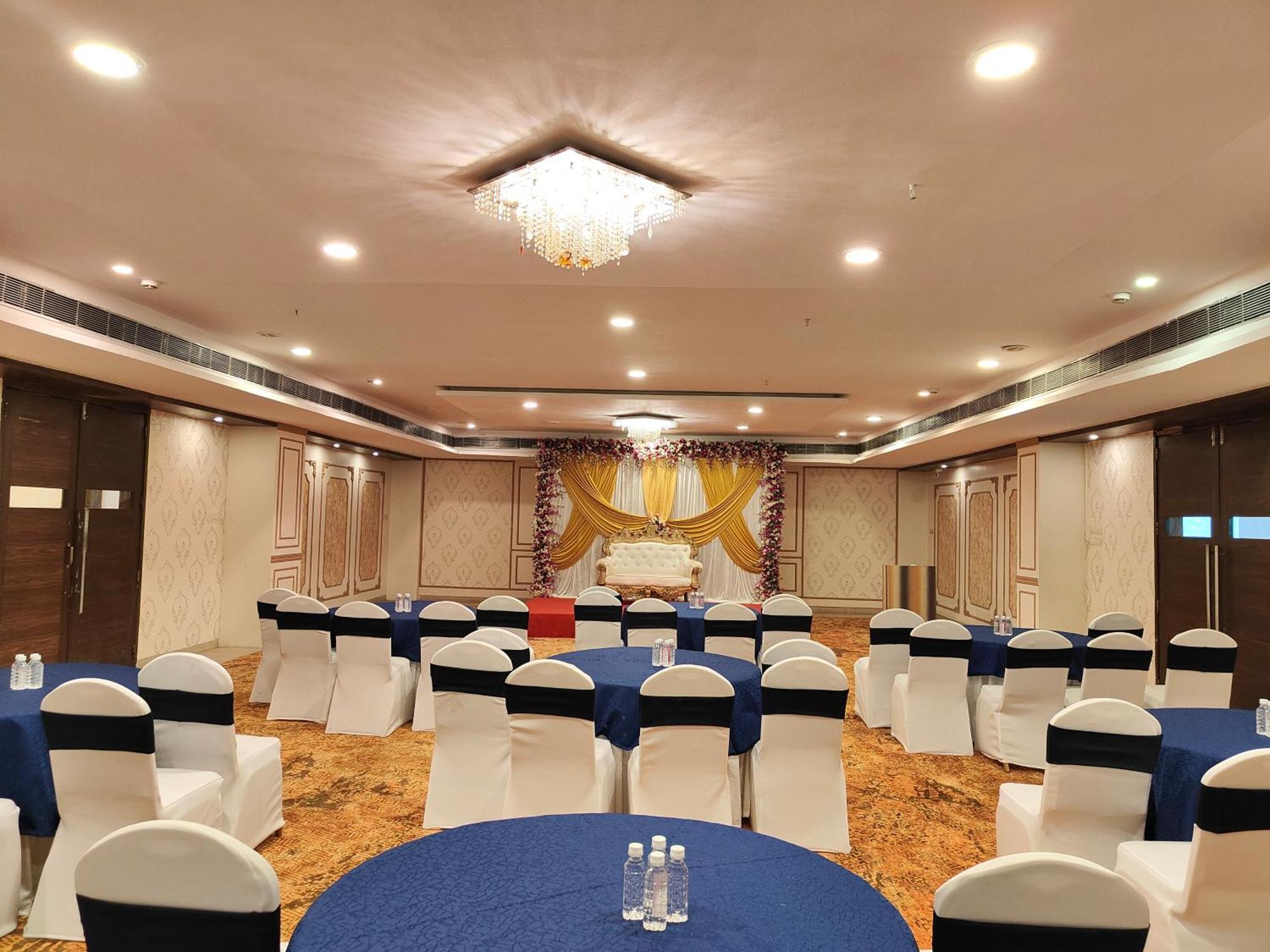 The Altruist Business Hotel Kharadi Pune Bagian luar foto
