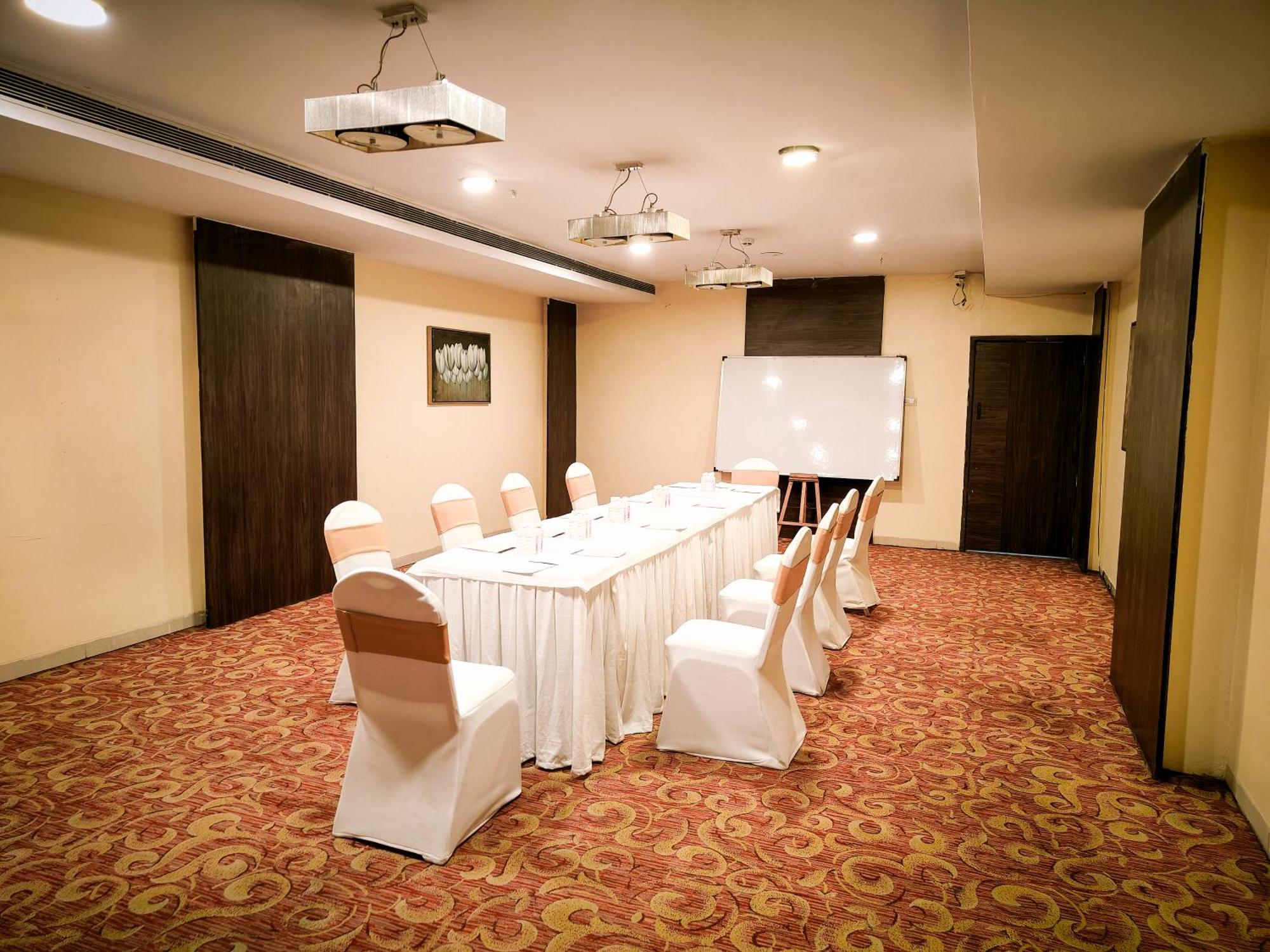 The Altruist Business Hotel Kharadi Pune Bagian luar foto
