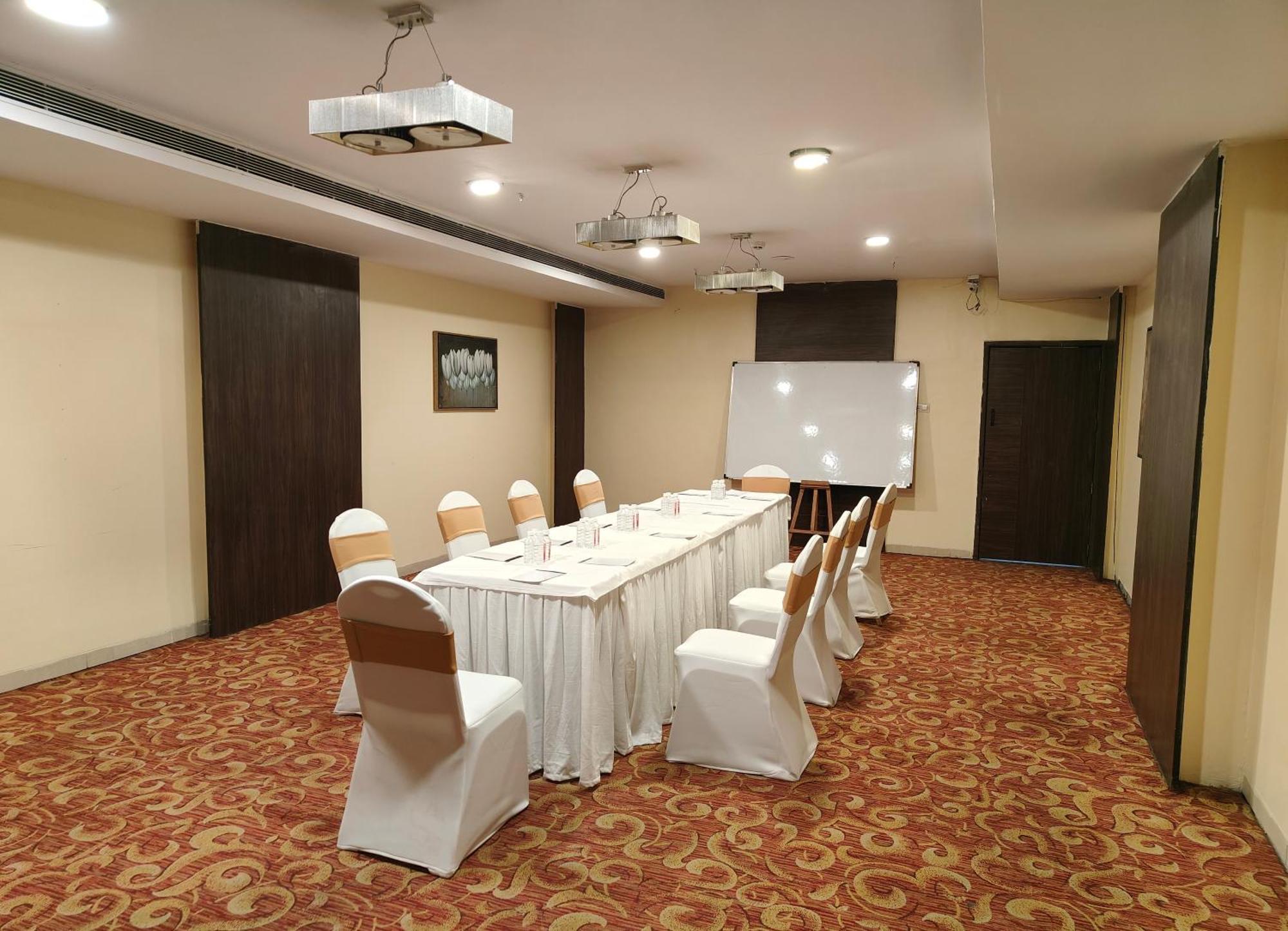 The Altruist Business Hotel Kharadi Pune Bagian luar foto