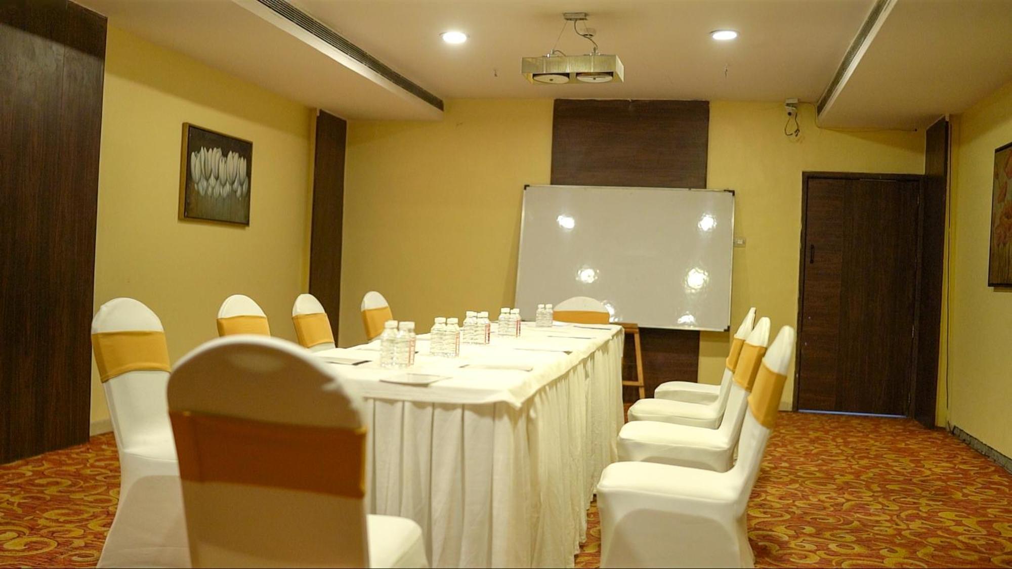 The Altruist Business Hotel Kharadi Pune Bagian luar foto
